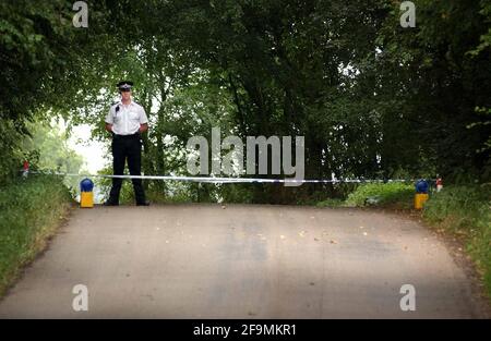 GUARDIA DI POLIZIA LA SCENA DI OMICIDIO NR CASTELLO HEDINGHAM IN ESSEX.29/7/02 PILSTON Foto Stock