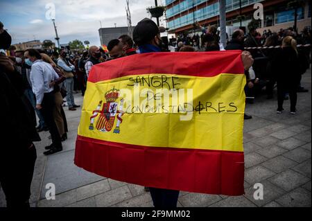 Madrid, Spagna. 19 Apr 2021. Un sostenitore del partito VOX che porta una bandiera spagnola con le parole scritte 'sangue dei conquistatori', durante un raduno nel quartiere Fuenlabrada di Madrid. Il partito di estrema destra VOX presenta la propria candidatura per le prossime elezioni regionali di Madrid che si terranno il 4 maggio 2021. Credit: Marcos del Mazo/Alamy Live News Foto Stock