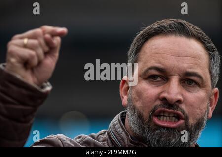 Madrid, Spagna. 19 Apr 2021. Santiago Abascal, leader del partito di estrema destra VOX durante un rally nel quartiere Fuenlabrada di Madrid. Il partito di estrema destra VOX presenta la propria candidatura per le prossime elezioni regionali di Madrid che si terranno il 4 maggio 2021. Credit: Marcos del Mazo/Alamy Live News Foto Stock