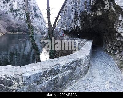 Trekking strada al Matka Canyon a Skopje, Macedonia. Matka è una delle destinazioni all'aperto più popolari in Macedonia. Foto Stock