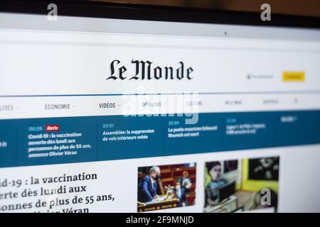 PARIGI, FRANCIA - 11 APRILE 2021: Sfocatura selettiva sul logo di le Monde sulla loro versione digitale, il sito LeMonde.fr. Le Monde è un giornale francese Foto Stock