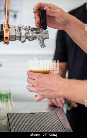 Birra servita in un festival all'aperto Foto Stock