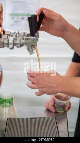Birra servita in un festival all'aperto Foto Stock