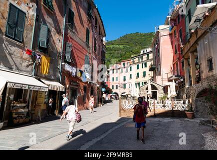 Vernazza, Liguria, Italia. Giugno 2021. La strada principale che porta dalla stazione al porto turistico. Alcuni turisti hanno una maschera contro il coronavirus, una nuova Foto Stock