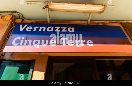 Vernazza, Liguria, Italia. Giugno 2021. Cartello stazione Vernazza, un paese nel cuore delle cinque Terre: Una famosa meta turistica. Foto Stock