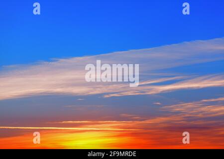 Vivace cielo serale con fantastico crepuscolo Foto Stock