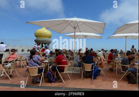 Turista seduto in una caffetteria presso il bellissimo palazzo pena a Sintra, Portogallo. Foto Stock