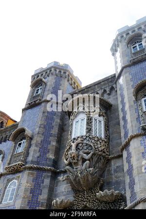 La rappresentazione di un tritone mitologico, che simboleggia l'allegoria della creazione del mondo. Pena palazzo a Sintra, Portogallo. Foto Stock