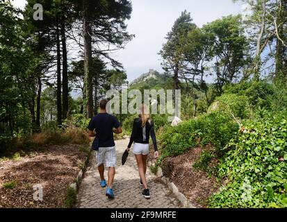 Escursione turistica al castello dei Mori a Sintra, Portogallo. Foto Stock