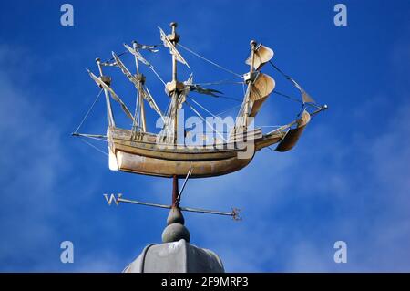 Una pala meteorologica a forma di Tudor Re Enrico l'VIII famosa nave da guerra la Mary Rose. In esposizione pubblica nel centro di Farnham, Surrey. Meteo Foto Stock