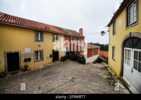 Camminando attraverso le vecchie strade di Sintra, Portogallo. Foto Stock