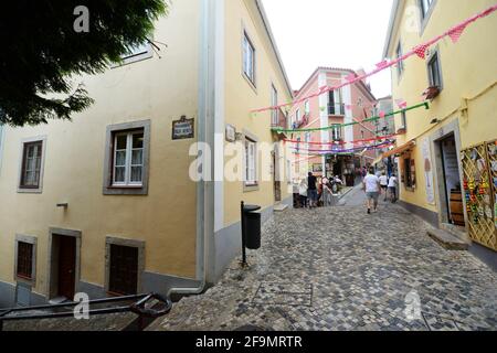 Camminando attraverso le vecchie strade di Sintra, Portogallo. Foto Stock