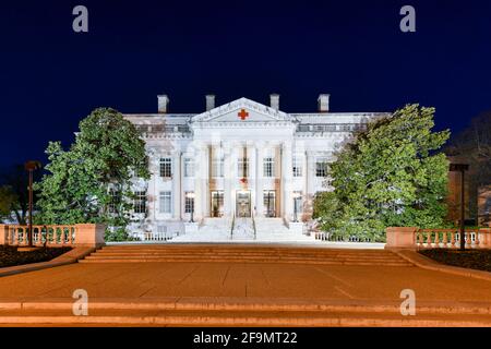 Washington, DC - 3 aprile 2021: Quartier generale nazionale della Croce Rossa americana a Washington di notte. È stato dichiarato monumento storico nazionale nel 1965. Foto Stock