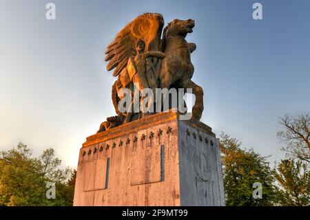 Arts of Peace, bronzo, gruppi di statue dorate dal fuoco sul Lincoln Memorial Circle nel West Potomac Park al tramonto a Washington, DC Foto Stock