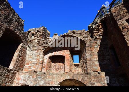 Drumnadrochit, Highland, Scozia, Regno Unito. Un segmento delle rovine al Castello di Urquhart sulla riva del Loch Ness. Foto Stock