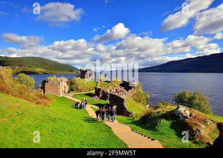 Drumnadrochit, Highland, Scozia, Regno Unito. Castello di Urquhart sulla riva del Loch Ness. Foto Stock