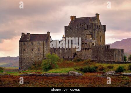 Dornie, vicino a Kyle of Lochalsh, Northwest Highlands, Scozia, Regno Unito. Castello di Eilean Donan, il più famoso di tutti i castelli delle Highlands. Foto Stock