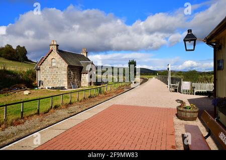 Broomhill, Scozia, Regno Unito. La stazione ferroviaria e la piattaforma a Broomhill, Scozia servita dalla Strathspey Railway. Foto Stock