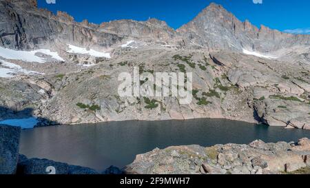 Il lago Frozen è un lago alpino nascosto ad alta quota nel Parco Nazionale delle Montagne Rocciose. È solo uno o due mesi dell'anno scongelato. Mchen Foto Stock