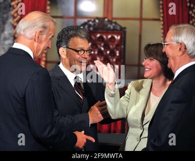 **FILE FOTO** Walter Mondale è morto. Washington, DC - 7 luglio 2009 -- il senatore degli Stati Uniti al Franken (democratico del Minnesota), centro di sinistra, ripartisce un momento di luce con il vice presidente Joseph Biden, sinistra, senatore degli Stati Uniti Amy Klobuchar (democratico del Minnesota), centro di destra, E l'ex Vice Presidente Walter Mondale, a destra, dopo aver fatto una foto di gruppo dopo la cerimonia di giuramento nella Camera del Vecchio Senato nella sede del Campidoglio degli Stati Uniti a Washington, DC martedì 7 luglio 2009. Credito: Ron Sachs/CNP /MediaPunch Foto Stock