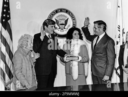 **FILE FOTO** Walter Mondale è morto. Il senatore degli Stati Uniti John W. Warner (repubblicano della Virginia), al centro di sinistra, è giurato dal vice presidente degli Stati Uniti Walter Mondale, a destra. Guardando sopra è la moglie di Warner, attrice Elizabeth Taylor, destra, centro e la madre del senatore Warner, signora Martha Warner, destra, guarda sopra a Washington, DC il 15 gennaio 1979. La cerimonia ha seguito il giuramento ufficiale del senatore Warner nella Camera del Senato degli Stati Uniti.Credit: Il Senatore degli Stati Uniti Warner's Office via CNP /MediaPunch Foto Stock
