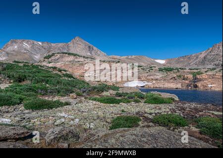 Monte Alice visto dalla costa rocciosa del Lago Leone estate n.2 Foto Stock