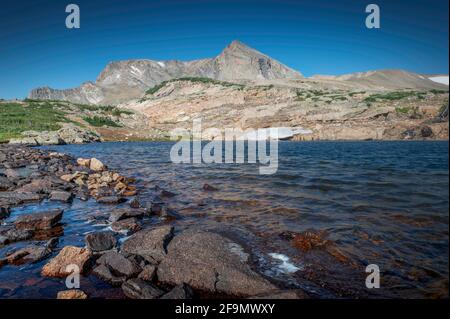 Vista dalla riva nord del lago di leone n. 2 e. Monte Alice Foto Stock