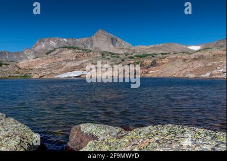 Il lato nord meno visitato del lago Lion n. 2 fornisce Eccellenti vedute del Monte Alice Foto Stock