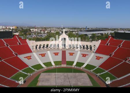 Una visione generale delle maglie dei vincitori del Southern California Trojans Heisman Trophy al Los Angeles Memorial Coliseum, lunedì 7 dicembre 2020, a Los Foto Stock