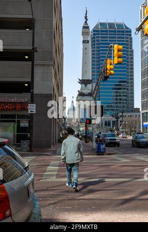 Il Campidoglio dello stato dell'Indiana può essere visto oltre il Monumento ai soldati e ai marinai e la Torre del mercato nel centro di Indianapolis, Indiana, Stati Uniti. Foto Stock