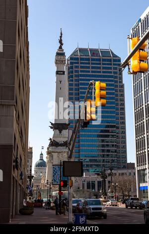 Il Campidoglio dello stato dell'Indiana può essere visto oltre il Monumento ai soldati e ai marinai e la Torre del mercato nel centro di Indianapolis, Indiana, Stati Uniti. Foto Stock