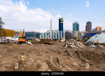 Berlino, Germania. 19 Apr 2021. A Potsdamer Platz sono in corso lavori di costruzione per il Museo della Galleria Nazionale del XX secolo. La Haus der Staatlichen Museen zu Berlin al Kulturforum è in fase di costruzione sul sito precedentemente non sviluppato tra la Neue Nationalgalerie e la Philharmonie. Il completamento è previsto per il 2026. Il nuovo edificio ospiterà la collezione d'arte del XX secolo della Nationalgalerie, che attualmente può essere mostrata solo in spezzoni a causa della mancanza di spazio. Credit: Jens Kalaene/dpa-Zentralbild/ZB/dpa/Alamy Live News Foto Stock