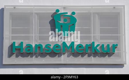 Amburgo, Germania. 15 Aprile 2021. Il logo istituzionale del Gruppo di assicurazione Hanse Merkur è visibile sulla façade della sede centrale della società. Il 20 aprile 2021, la compagnia di assicurazioni pubblica i dati relativi alle sue attività per l'anno passato. Credit: Marco Brandt/dpa/Alamy Live News Foto Stock