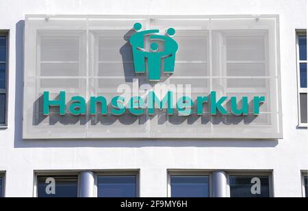 Amburgo, Germania. 15 Aprile 2021. Il logo istituzionale del Gruppo di assicurazione Hanse Merkur è visibile sulla façade della sede centrale della società. Il 20 aprile 2021, la compagnia di assicurazioni pubblica i dati relativi alle sue attività per l'anno passato. Credit: Marco Brandt/dpa/Alamy Live News Foto Stock