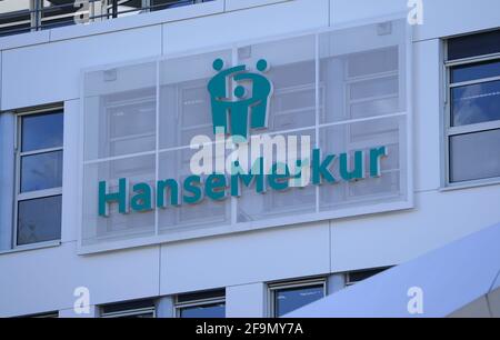 Amburgo, Germania. 15 Aprile 2021. Il logo istituzionale del Gruppo di assicurazione Hanse Merkur è visibile sulla façade della sede centrale della società. Il 20 aprile 2021, la compagnia di assicurazioni pubblica i dati relativi alle sue attività per l'anno passato. Credit: Marco Brandt/dpa/Alamy Live News Foto Stock
