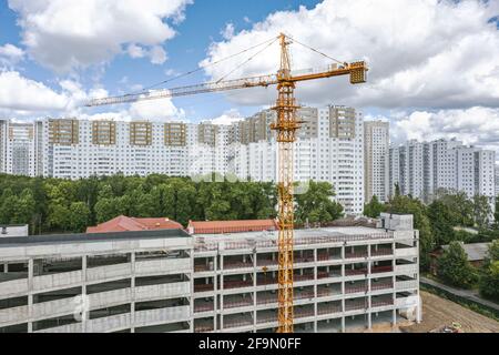 garage multipiano in costruzione in quartiere residenziale della città. vista aerea Foto Stock