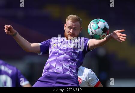 18 aprile 2021, bassa Sassonia, Osnabrück: Calcio: 2. Bundesliga, VfL Osnabrück - Fortuna Düsseldorf, Giornata 29 allo Stadion an der Bremer Brücke. Sebastian Kerk di Osnabrück Foto: Frito Gentsch/dpa - NOTA IMPORTANTE: In conformità con le norme del DFL Deutsche Fußball Liga e/o del DFB Deutscher Fußball-Bund, è vietato utilizzare o utilizzare fotografie scattate nello stadio e/o della partita sotto forma di sequenze di immagini e/o serie di foto simili a video. Foto Stock