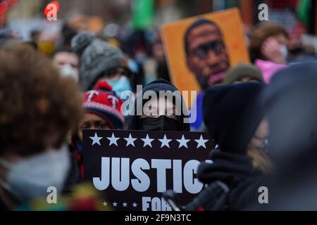 Minneapolis, Stati Uniti. 20 Apr 2021. I manifestanti attraversano il centro di Minneapolis mentre le deliberazioni della giuria iniziano nel processo Derek Chauvin a Minneapolis, Minnesota, lunedì 19 aprile 2021. L'ex poliziotto Derek Chauvin è accusato di omicidio involontario di secondo grado, omicidio di terzo grado e massacro di secondo grado nella morte di George Floyd. Foto di Jemal Countess/UPI Credit: UPI/Alamy Live News Foto Stock