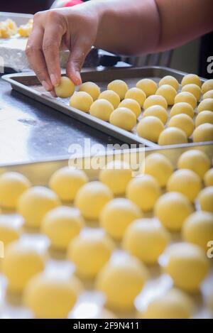 La gente fa l'impasto di nastar su un vassoio Foto Stock