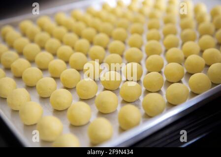 L'impasto di nastar su un vassoio Foto Stock