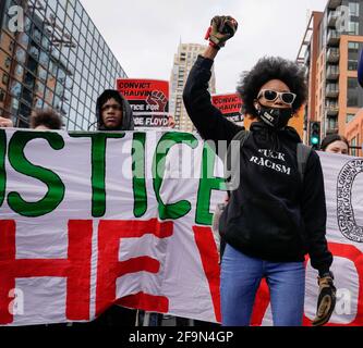 Minneapolis, Stati Uniti. 20 Apr 2021. I manifestanti attraversano il centro di Minneapolis mentre le deliberazioni della giuria iniziano nel processo Derek Chauvin a Minneapolis, Minnesota, lunedì 19 aprile 2021. L'ex poliziotto Derek Chauvin è accusato di omicidio involontario di secondo grado, omicidio di terzo grado e massacro di secondo grado nella morte di George Floyd. Foto di Jemal Countess/UPI Credit: UPI/Alamy Live News Foto Stock