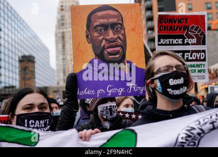 Minneapolis, Stati Uniti. 20 Apr 2021. I manifestanti attraversano il centro di Minneapolis mentre le deliberazioni della giuria iniziano nel processo Derek Chauvin a Minneapolis, Minnesota, lunedì 19 aprile 2021. L'ex poliziotto Derek Chauvin è accusato di omicidio involontario di secondo grado, omicidio di terzo grado e massacro di secondo grado nella morte di George Floyd. Foto di Jemal Countess/UPI Credit: UPI/Alamy Live News Foto Stock