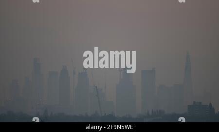 Londra, Regno Unito. 20 aprile 2021. La sottile e bassa nebbia nei sobborghi oscura i grattacieli della City of London sullo skyline prima di un altro giorno di sole nella capitale. Credit: Malcolm Park/Alamy Live News. Foto Stock