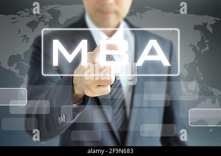 Mano di uomo d'affari che punta al segno di MBA sullo schermo virtuale - istruzione & business abstract Foto Stock