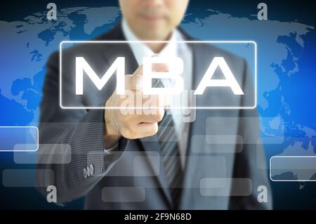 Mano di uomo d'affari che punta al segno di MBA sullo schermo virtuale - istruzione & business abstract Foto Stock