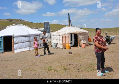 Una famiglia di pastori accoglie i turisti nel deserto di Gobi, in Mongolia. Foto Stock