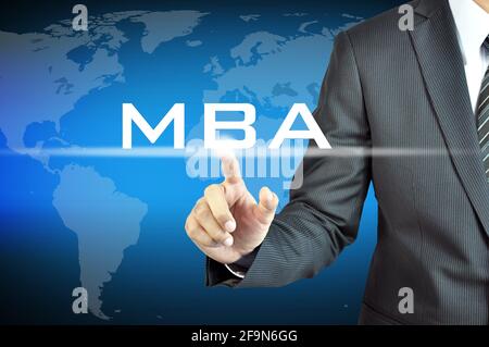 Mano dell'uomo d'affari che tocca il segno MBA sullo schermo virtuale - formazione & business abstract Foto Stock