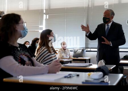 (210420) -- LISBONA, 20 aprile 2021 (Xinhua) -- il presidente portoghese Marcelo Rebelo de Sousa parla con gli studenti durante una lezione a Lisbona, Portogallo, il 19 aprile 2021. Il Portogallo ha proceduto lunedì alla terza fase di definamento, o di allentamento delle misure di blocco COVID-19, con la graduale riapertura di servizi e altre attività nei comuni con un tasso di incidenza COVID-19 relativamente basso. Nella maggior parte del paese, le scuole hanno ripreso l'istruzione di persona e i negozi, i centri commerciali e i ristoranti hanno riaperto con restrizioni di occupazione e le misure di salute e sicurezza nei punti vendita. (Foto di Pedro Foto Stock