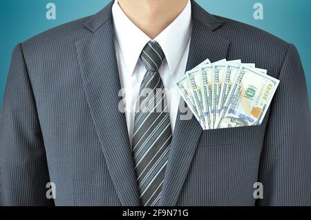 Soldi - dollari degli Stati Uniti (USD) fatture - in uomo d'affari tasca per il vestito Foto Stock