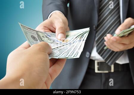 Mano che riceve denaro da un uomo d'affari - dollari degli Stati Uniti (USD) fatture Foto Stock